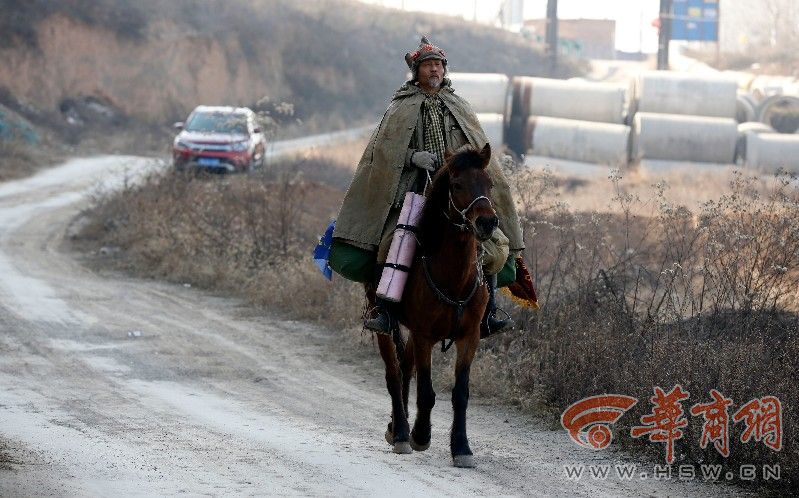 Китаец с российским гражданством совершил путешествие на лошади вдоль реки Хуанхэ