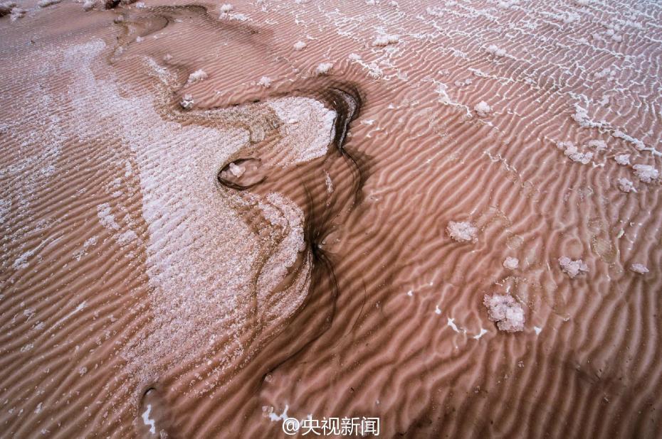 "Розовая пустыня" появилась в солевом озере провинции Шаньси