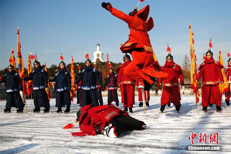 В пекинском парке Бэйхай прошла «императорская игра на льду»
