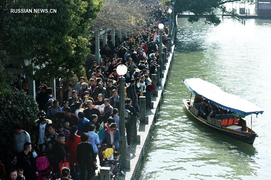 Туристическая зона озера Сиху в городе Ханчжоу приняла более 500 тыс туристов в первый день нового года по лунному календарю
