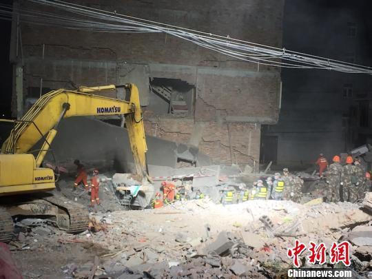 Одна женщина извлечена из-под обрушившихся жилых домов на востоке Китая