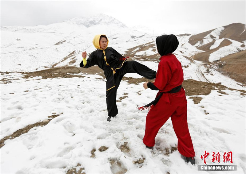 Афганские девушки обучаются кунфу