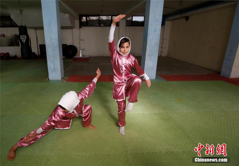 Афганские девушки обучаются кунфу