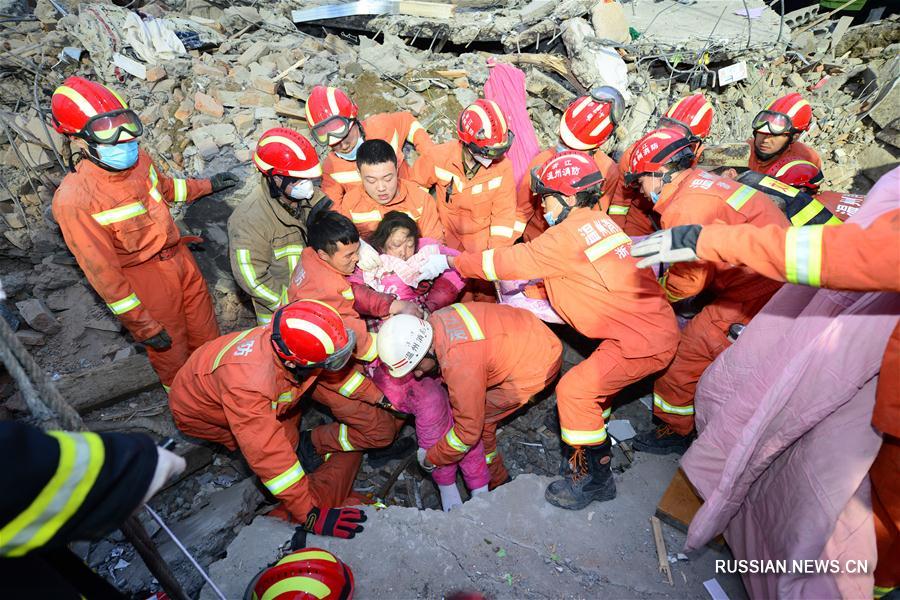 На востоке Китая из-под завалов обрушившихся зданий извлекли 9 человек, выжили двое