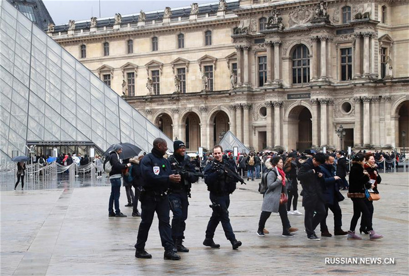 Лувр возобновил работу после нападения на военный патруль