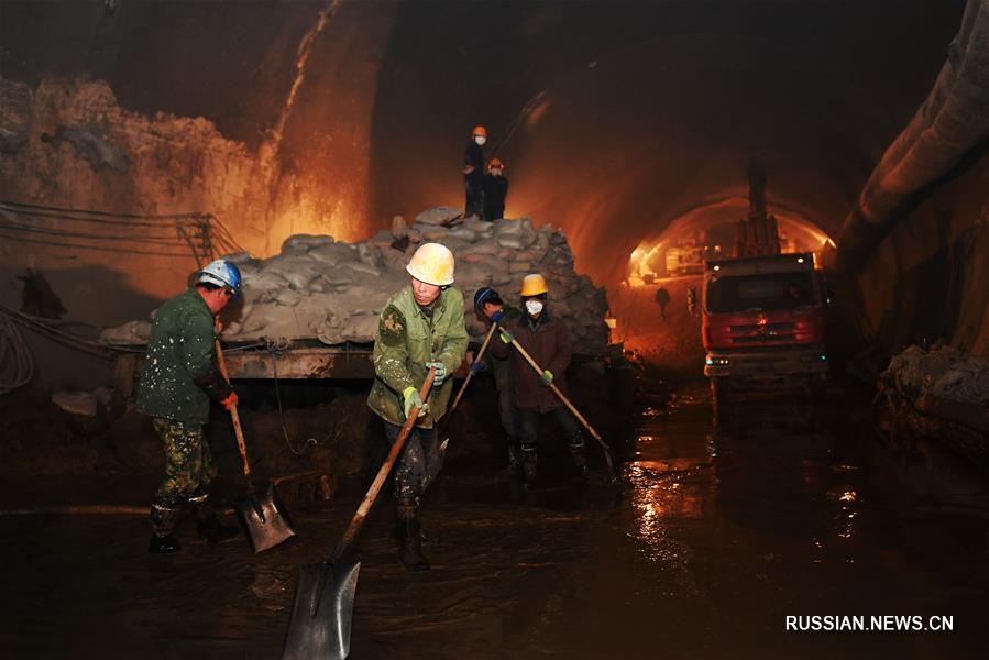 Завершается строительство тоннеля Хумалин на железной дороге Ланьчжоу -- Чунцин