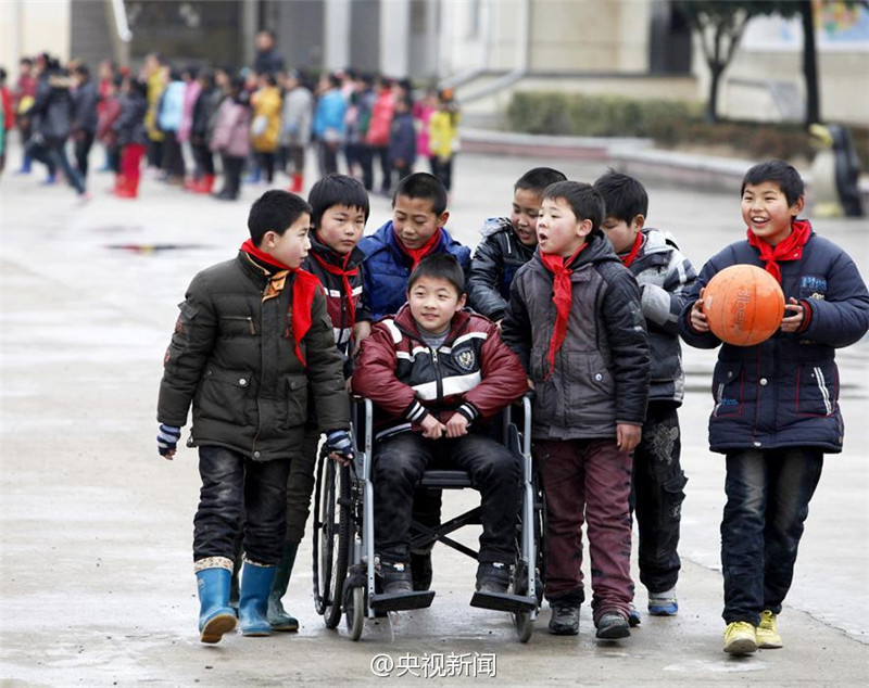 За мальчиком с парализованными ногами уже семь лет ухаживают одноклассники