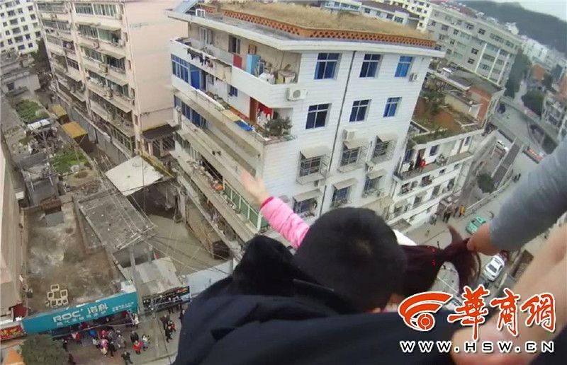 Мужчина удержал жену от прыжка с крыши, схватив ее за волосы