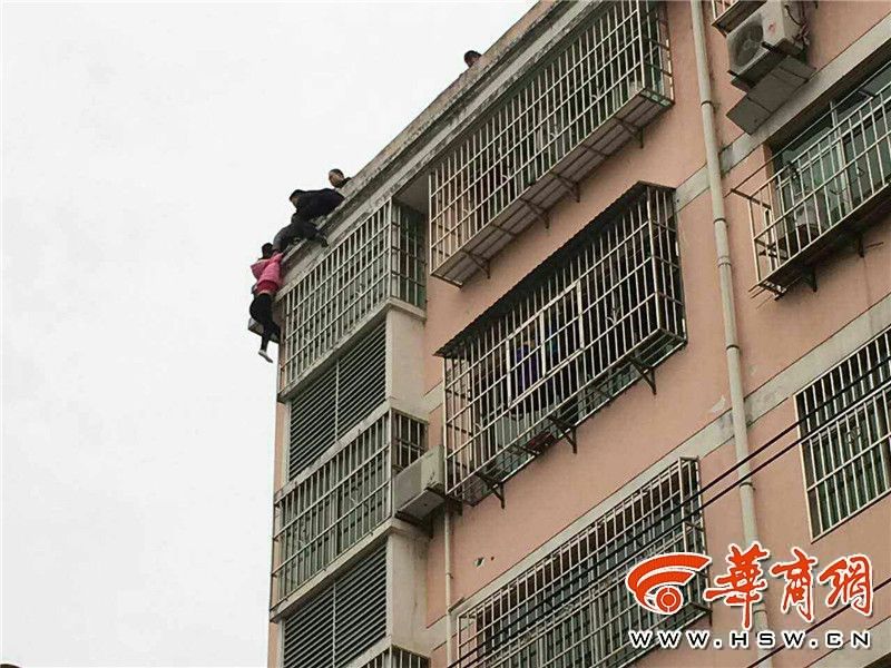 Мужчина удержал жену от прыжка с крыши, схватив ее за волосы
