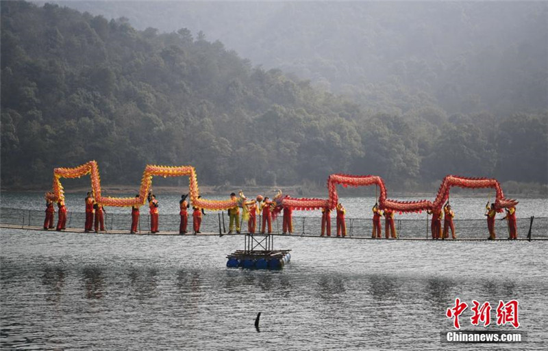 "Танец дракона" на лодках прошел на озере Шиянь в городе Чанша