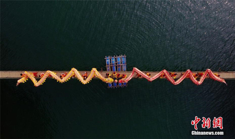 "Танец дракона" на лодках прошел на озере Шиянь в городе Чанша