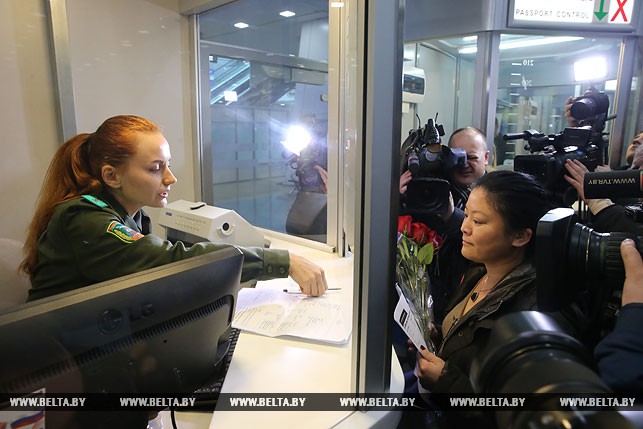 Безвизовую туристку из Китая встретили в Национальном аэропорту Минск с цветами 