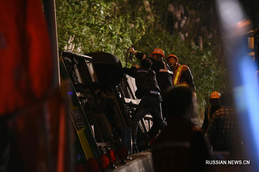 По меньшей мере 32 человека погибли в результате аварии автобуса на Тайване