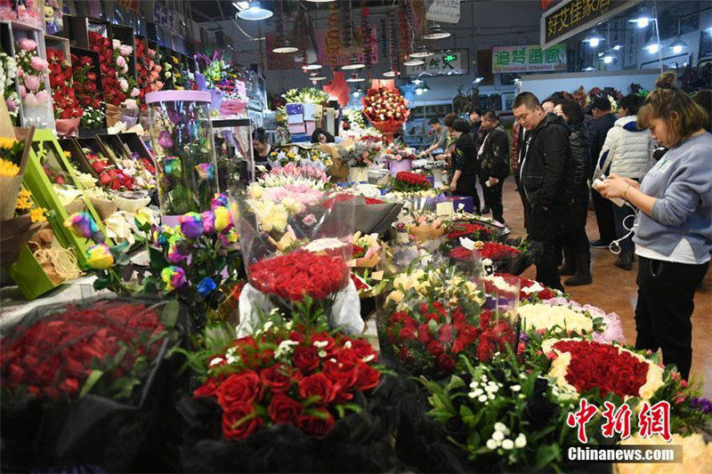 Китайские мужчины лидируют в АТР по расходам в День влюбленных