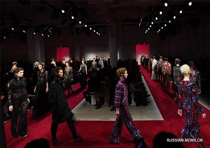 Показ коллекции бренда NAEEM KHAN в рамках Нью-Йоркской недели высокой моды