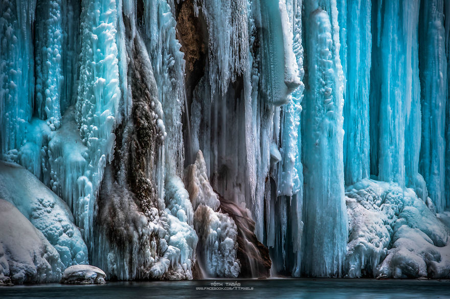 Венгерский фотограф запечатлел красоту ледяных водопадов