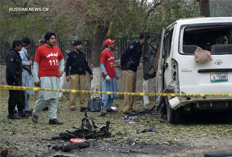 В результате теракта в пакистанском Пешаваре 2 человека погибли, 18 ранены