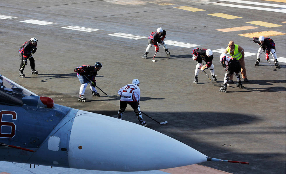 Российские моряки играют в хоккей на борту авианосца