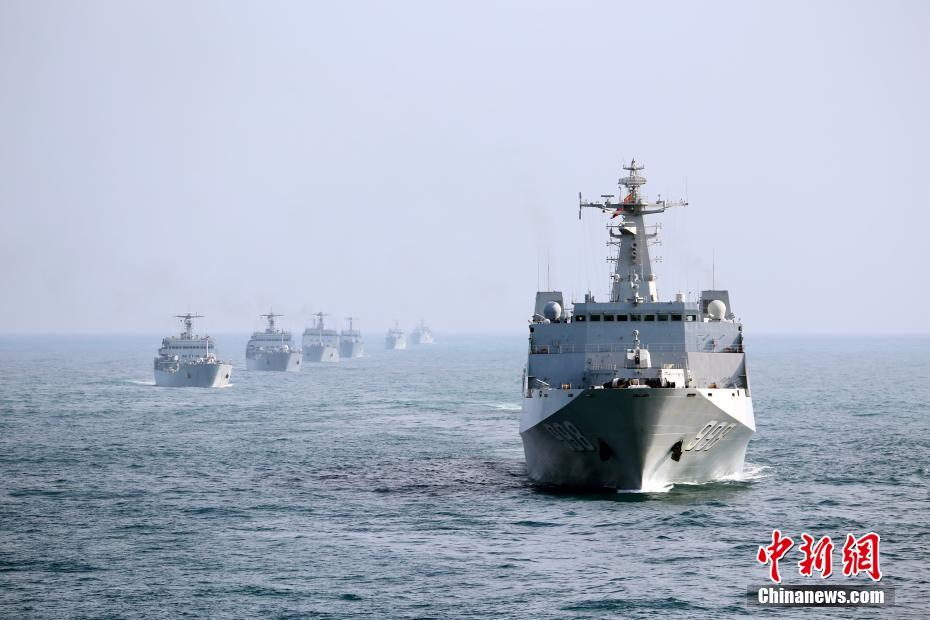 Десантные корабли ВМС Китая отправились на морские учения