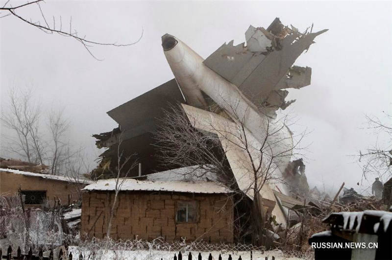 Правительство Кыргызстана подсчитало ущерб от крушения грузового "Боинга-747" вблизи Бишкека