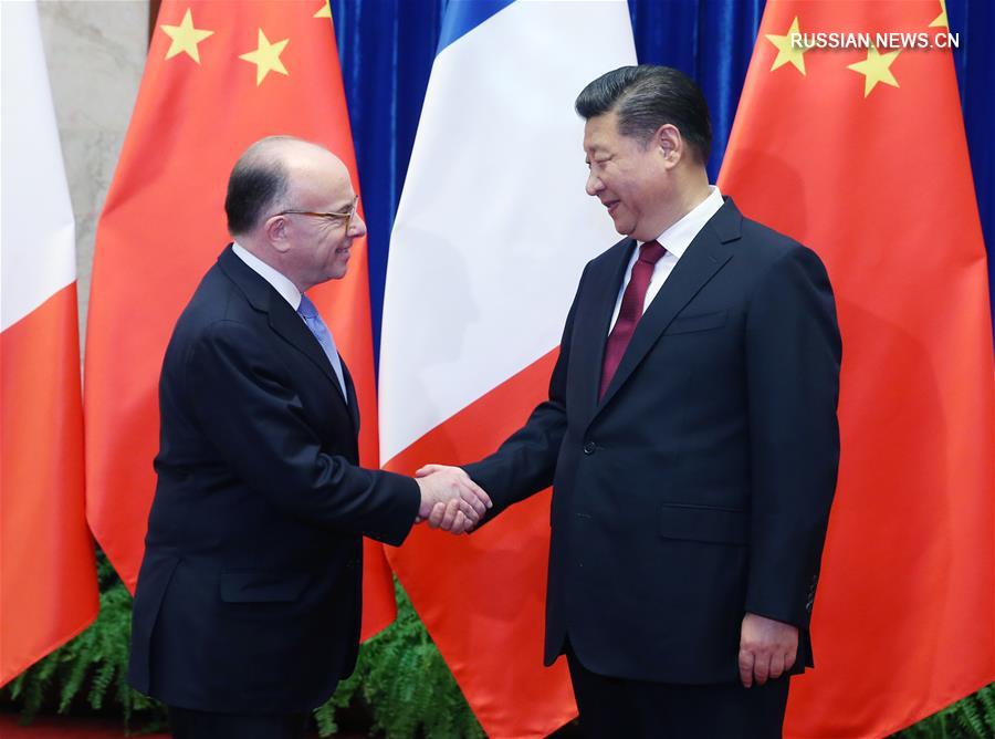 Си Цзиньпин провел встречу с премьер-министром Франции Б. Казневом