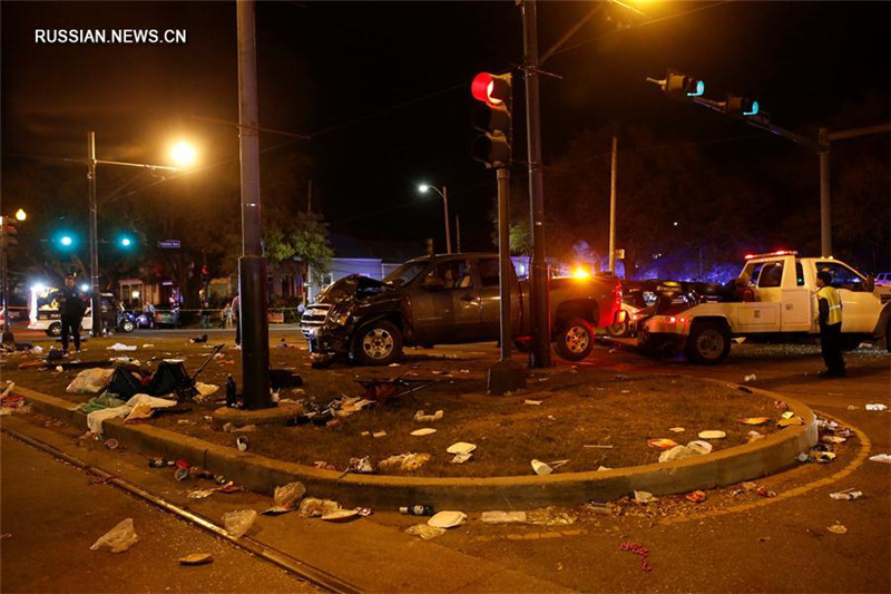 От действий водителя автомобиля, протаранившего толпу во время парада в Новом Орлеане, пострадали 20 человек