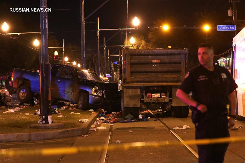 От действий водителя автомобиля, протаранившего толпу во время парада в Новом Орлеане, пострадали 20 человек