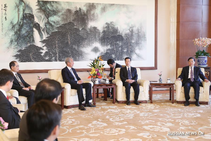 Чжан Гаоли встретился с заместителем премьер-министра Сингапура Тео Чи Хином