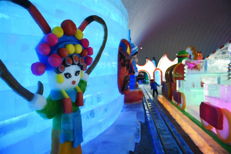 В Харбине открылся "Тематическо-развлекательный парк льда и снега под крышей"