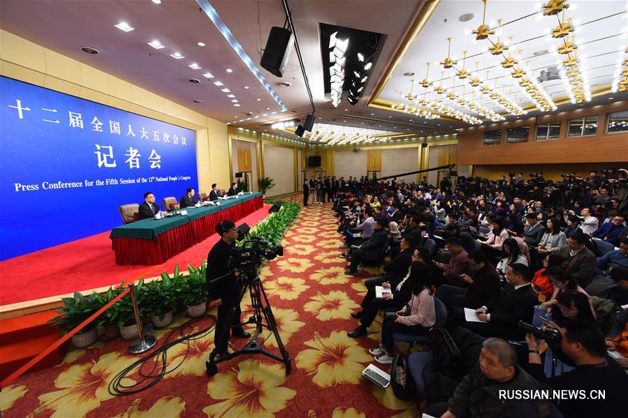 В Пекине прошла пресс-конференция с участием министра финансов КНР