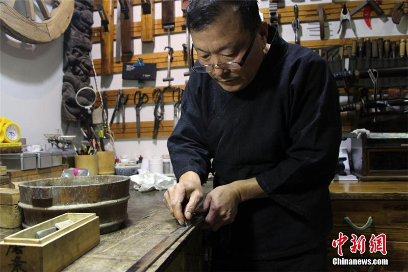 Хэбэйский мастер отремонтировал почти 500 древних мечей