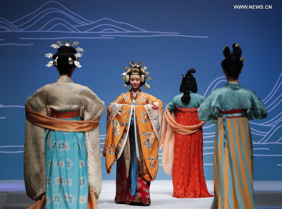 Модный показ выпускников курса Чу Янь в Пекине