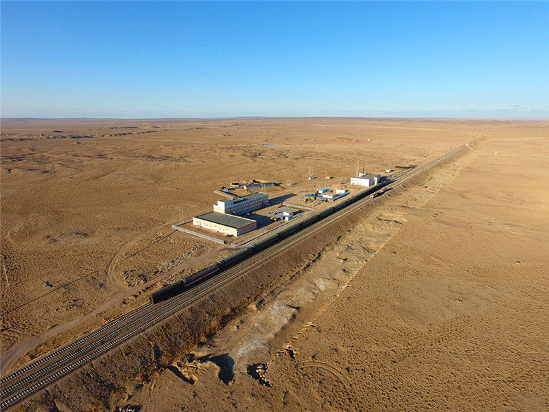 6 марта «поезд жизни» остановился на перроне вокзала Тукмумяо в Алашани, который окружен безбрежной пустыней. 