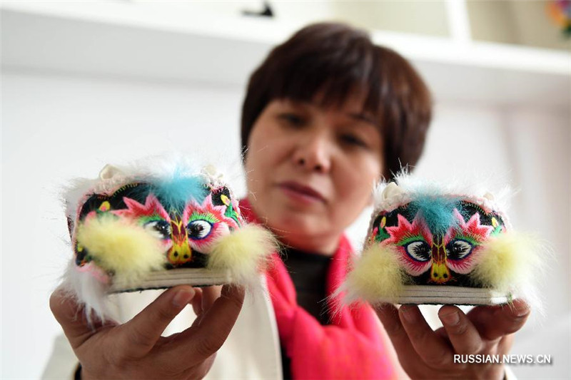 Китайская женщина коллекционирует "тигриные" башмачки