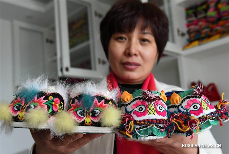 Китайская женщина коллекционирует "тигриные" башмачки