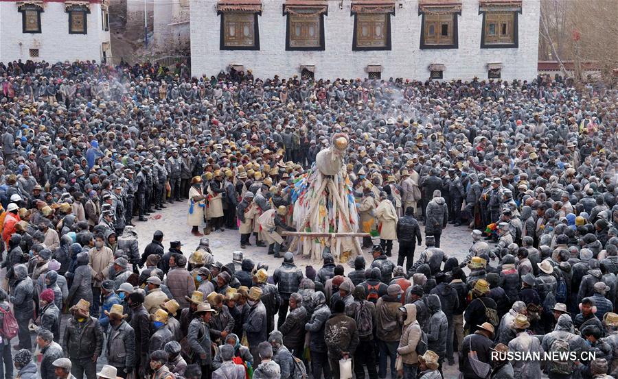 Церемония "разбрасывания цампы" в Шигадзе