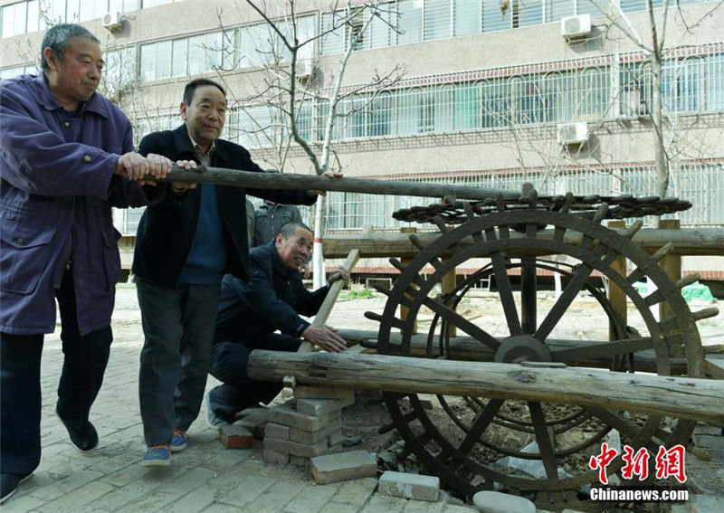 65-летний житель провинции Хэбэй собрал более 300 древних сельскохозяйственных орудий