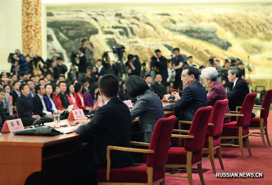 Премьер Госсовета КНР Ли Кэцян проводит встречу с журналистами