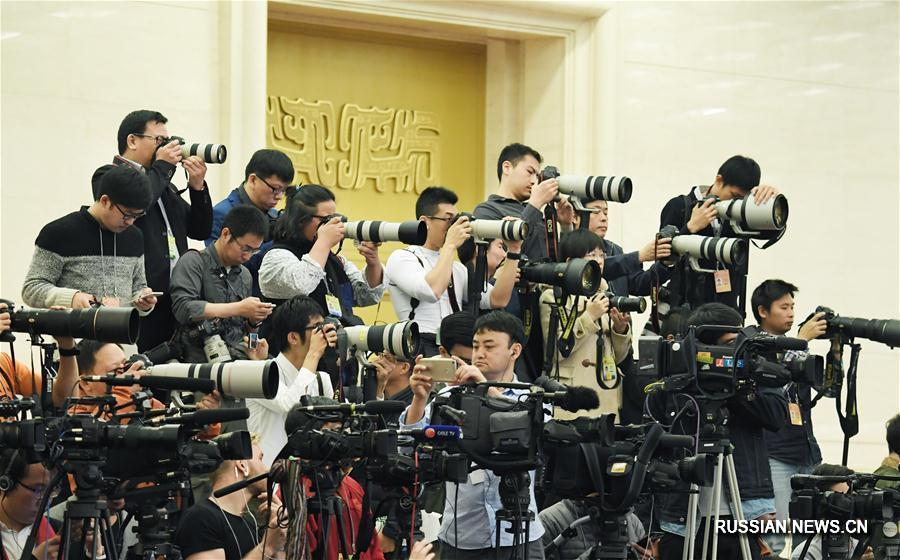 Премьер Госсовета КНР Ли Кэцян проводит встречу с журналистами