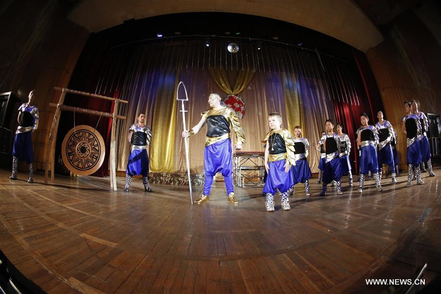 В Кыргызстане премьера нового спектакля-сказки театра ушу "Двойное сияние" прошла с аншлагом