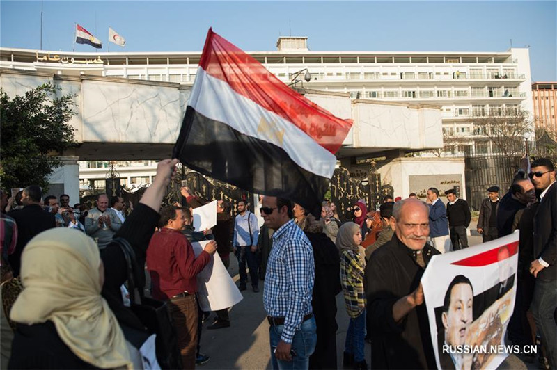 Сторонники бывшего президента Египта Хосни Мубарака собрались возле военного госпиталя "Аль Маади" в знак его поддержки