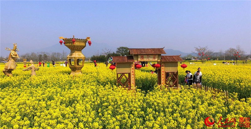В марте можно поехать в уезд Сяньцзюй провинции Чжэцзян поиграть с чучелом в море цветов.