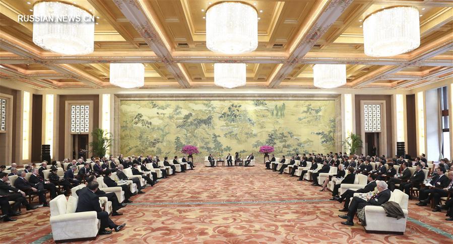 Ли Кэцян встретился с участвующими в годичной конференции форума на высоком уровне "Развитие Китая - 2017" зарубежными делегатами