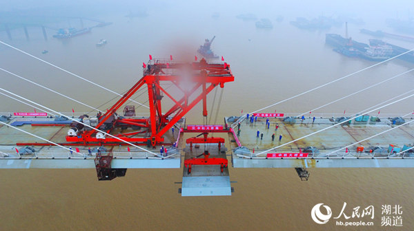 Состыкован основной пролет моста на озере Дунтинху, строительство китайского коридора для транспортировки угля с севера на юг ускоряется