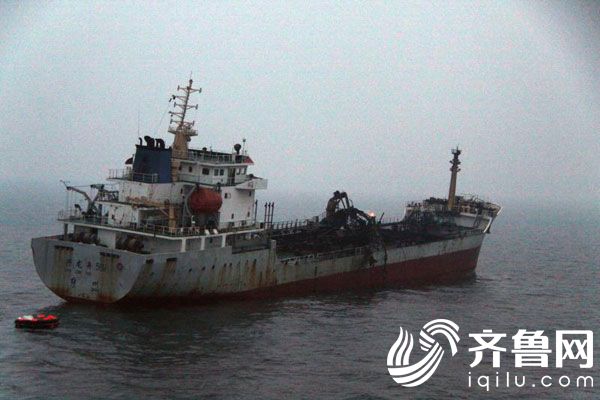 В Восточном Китае три человека пропали без вести в результате аварии танкера