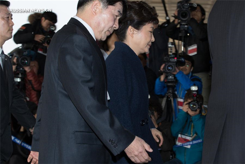 Экс-президент Республики Корея Пак Кын Хе принесла извинения перед народом у входа в офис прокуратуры