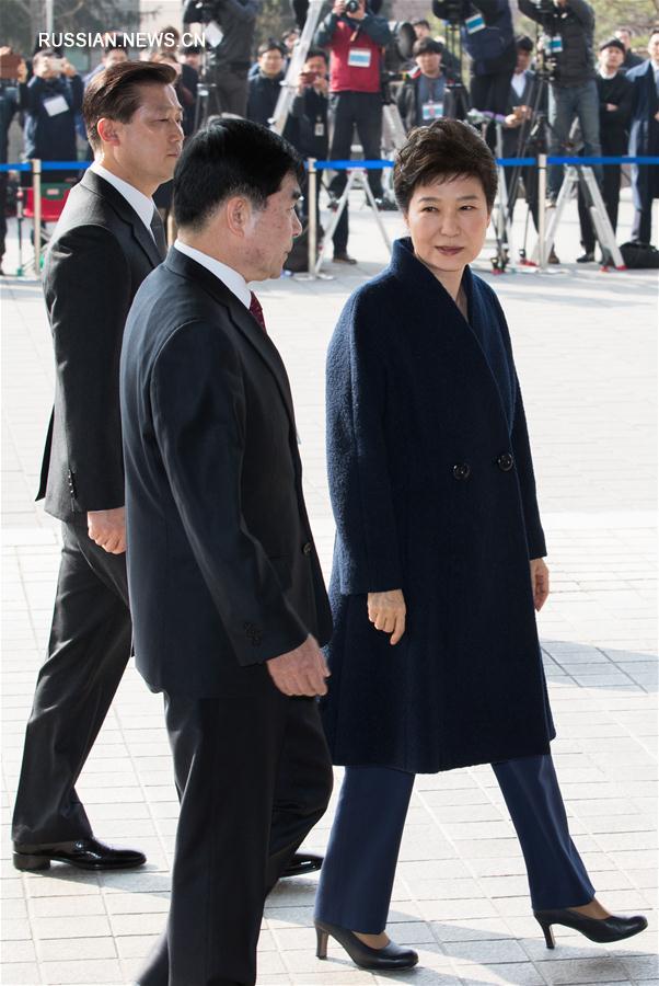Экс-президент Республики Корея Пак Кын Хе принесла извинения перед народом у входа в офис прокуратуры