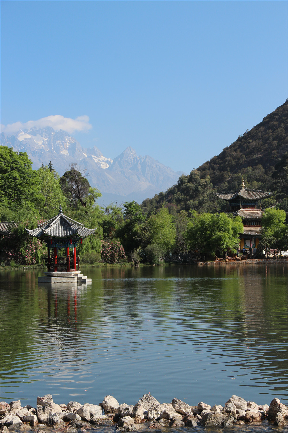 Китай, провинция Юньнань, г. Лицзян, вид на "Снежную вершину горы Нефритового дракона" от "Пруда Чёрного дракона", весна 2014г.