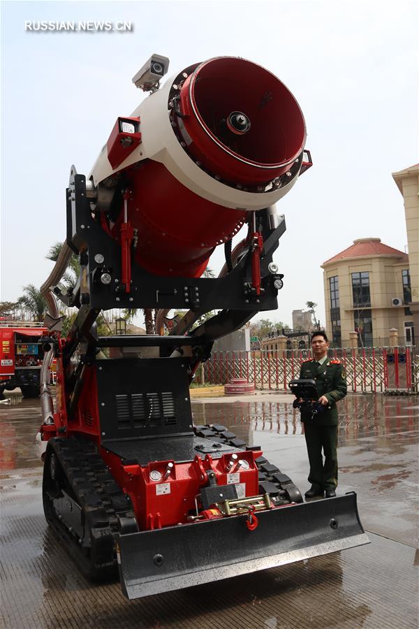 В Сямэне представили многофункционального робота-пожарного