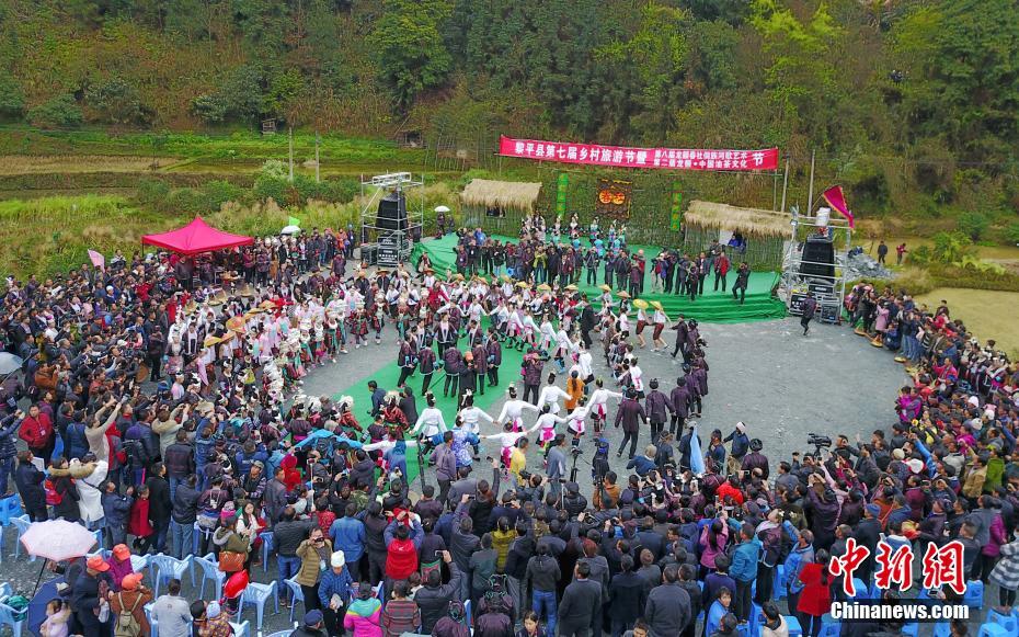 21 марта туристы и народ народности Дун танцевали вмете.